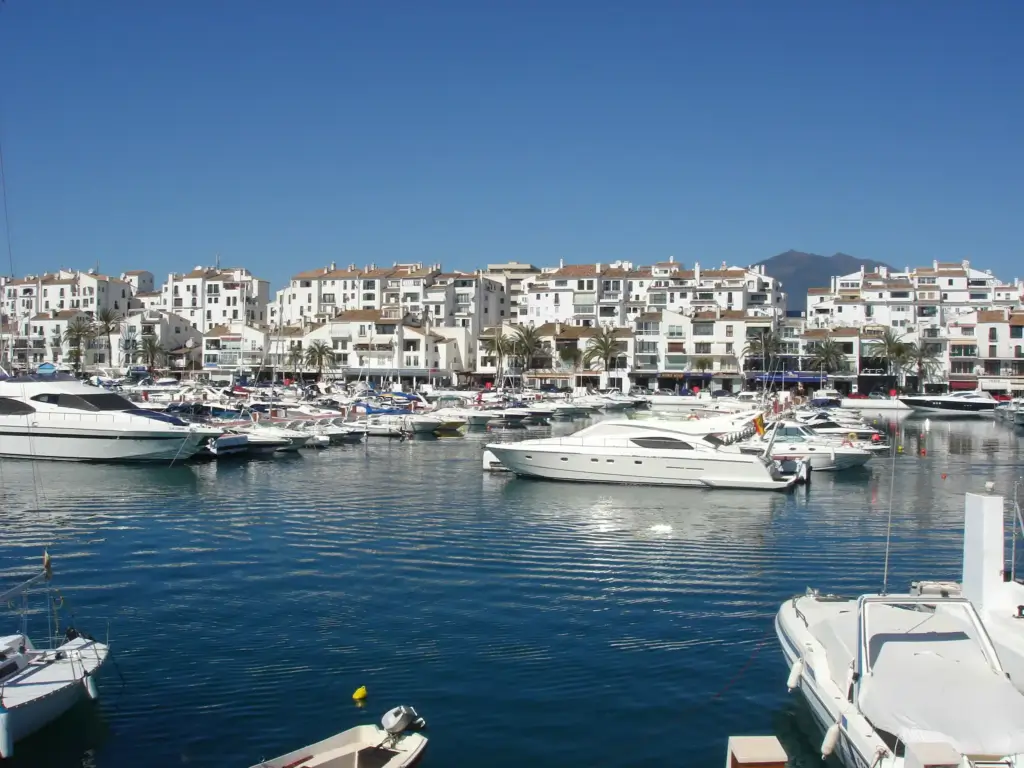 Puerto Banús eboat show by GALAXIA Featured and Event Attribution Share Alike 2.0 Generic license