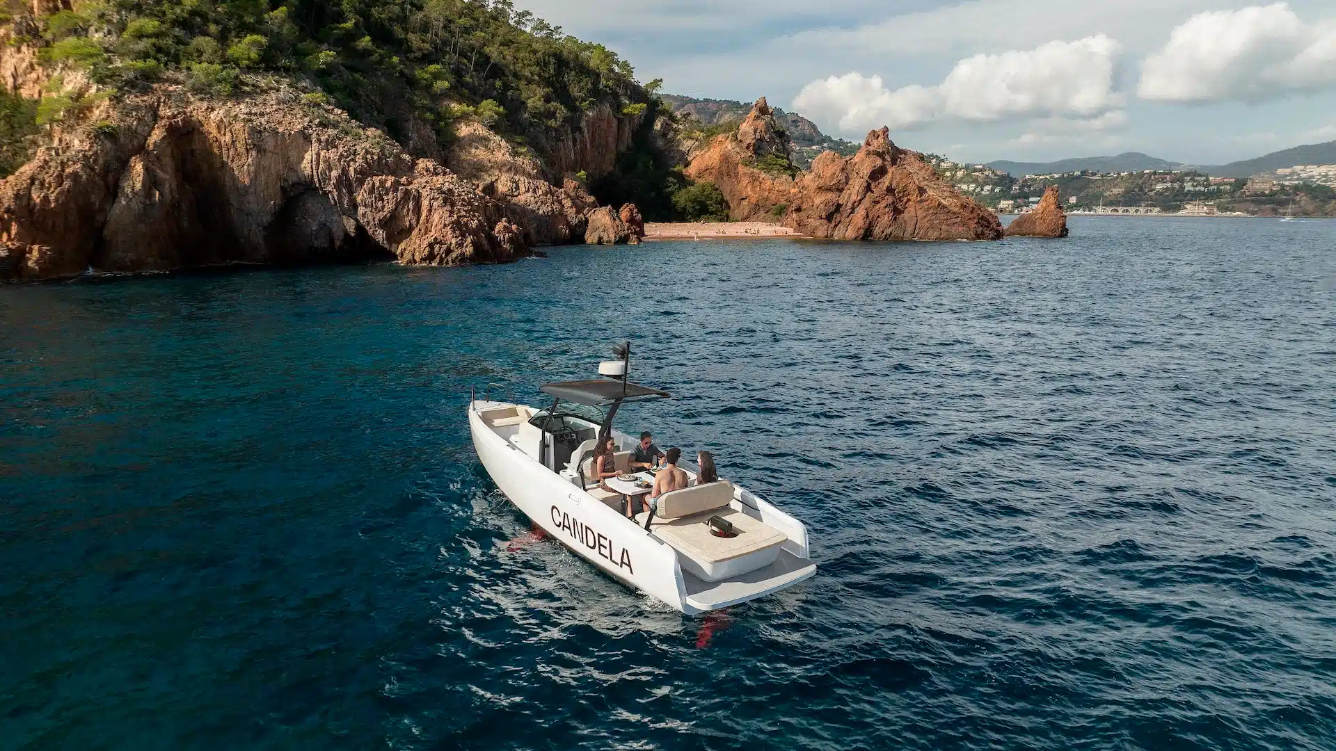 Candela C 8 Center Console Socializing 1