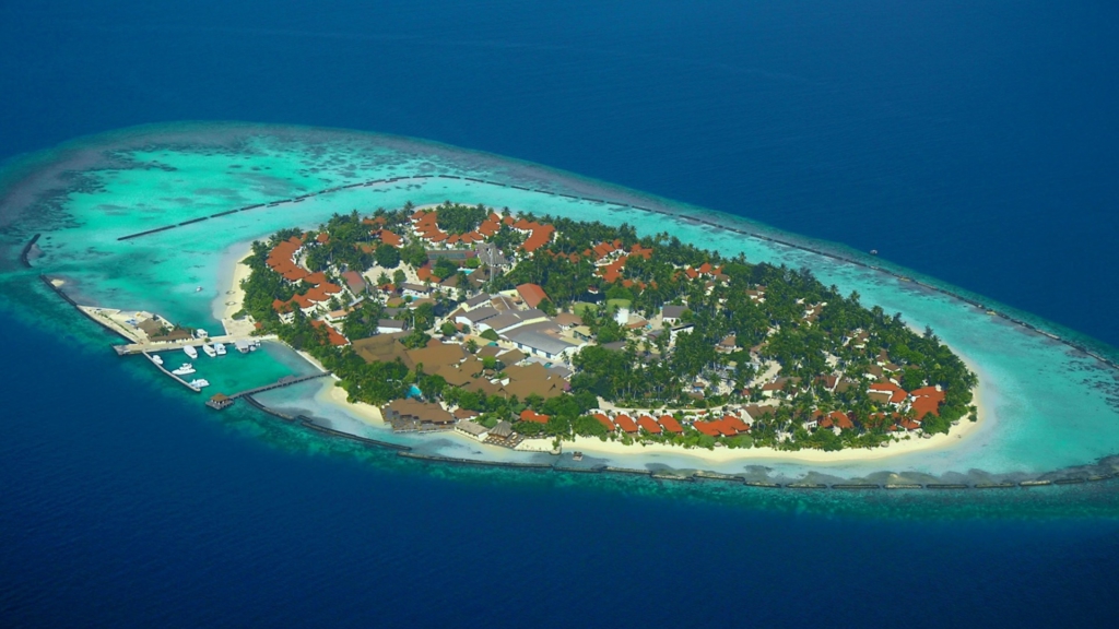 Candela AHICE Maldives 2025 - Original image by Frans-Banja Mulder, CC BY 3.0, https://commons.wikimedia.org/w/index.php?curid=46598444 this version is cropped and color corrected